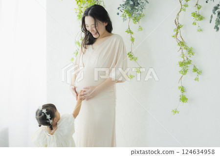 Pregnant woman maternity photo 124634958