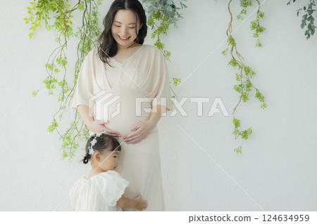 Pregnant woman maternity photo 124634959