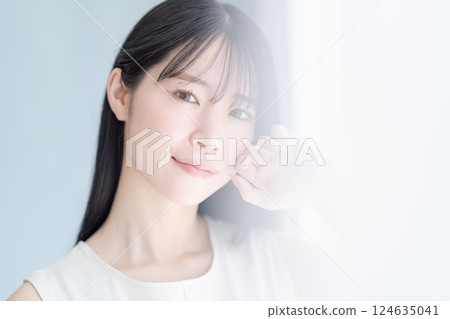 年輕女子美容化妝品形象 124635041