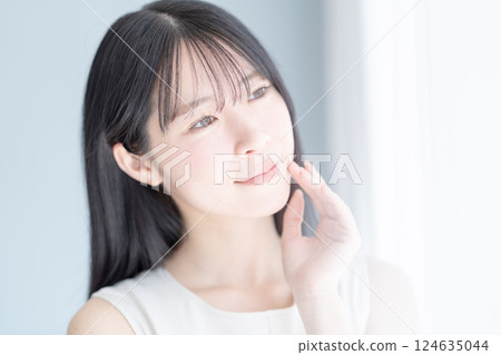 年輕女子美容化妝品形象 124635044