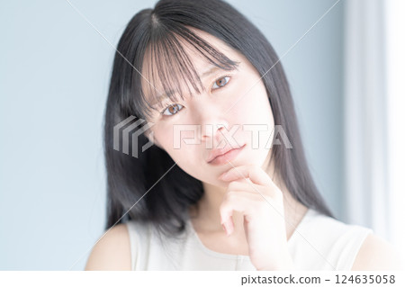 患有皮膚粗糙的女性美容形象 患有皮膚粗糙的女性美容形象 124635058