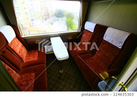 豪華特快列車「Spacia」上的私人房間在設計時考慮到了大理石桌子和飯店房間。 豪華特快列車「Spacia」上的私人房間在設計時考慮到了大理石桌子和飯店房間。 124635303