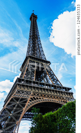 艾菲爾鐵塔是巴黎的象徵，高聳入雲 124635333
