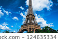 艾菲爾鐵塔是巴黎的象徵，高聳入雲 124635334