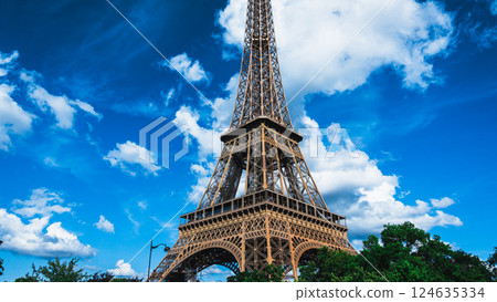 艾菲爾鐵塔是巴黎的象徵，高聳入雲 124635334