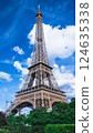 艾菲爾鐵塔是巴黎的象徵，高聳入雲 124635338