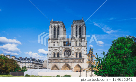 巴黎聖母院的正面映襯著藍天 124635341