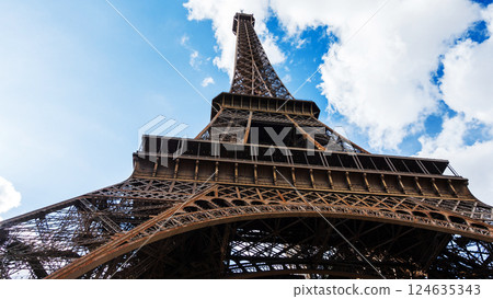 艾菲爾鐵塔是巴黎的象徵,高聳入雲 艾菲爾鐵塔是巴黎的象徵,高聳入雲 124635343