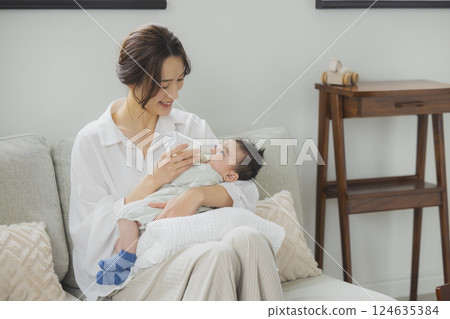 一個家庭在客廳放鬆 124635384