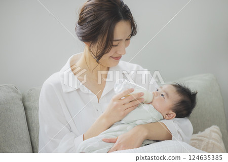 A family relaxing in the living room 124635385