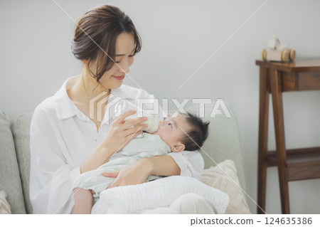 A family relaxing in the living room 124635386