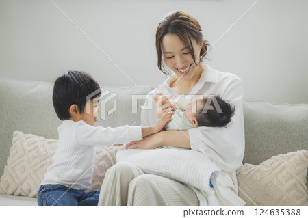 A family relaxing in the living room 124635388