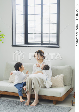 一個家庭在客廳放鬆 124635392