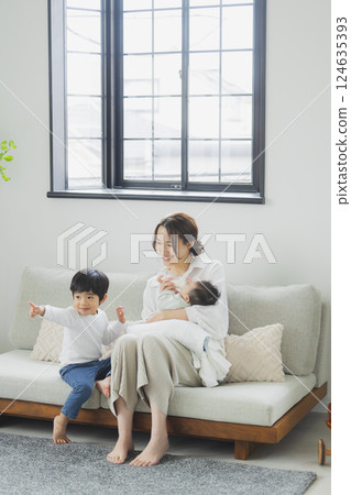 一個家庭在客廳放鬆 124635393
