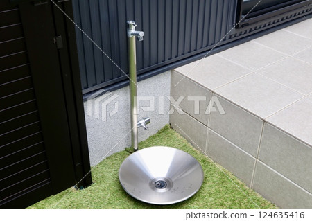 花園裡安裝的水龍頭 124635416