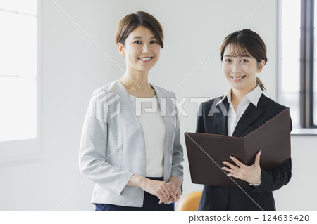 接受培訓的婦女 124635420