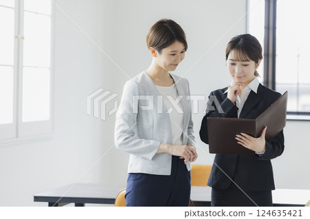 接受培訓的婦女 接受培訓的婦女 124635421