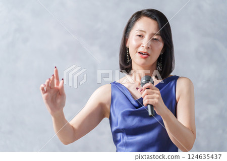 女歌手用麥克風唱歌 女歌手用麥克風唱歌 124635437