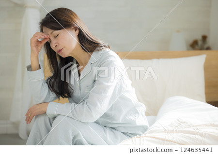 Senior woman in unwell bedroom 124635441