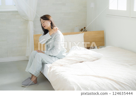 臥室裡不舒服的老年婦女 124635444