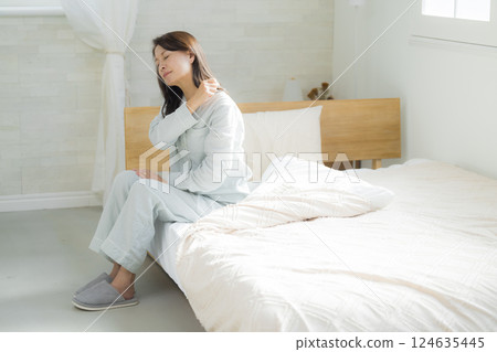 臥室裡不舒服的老年婦女 124635445