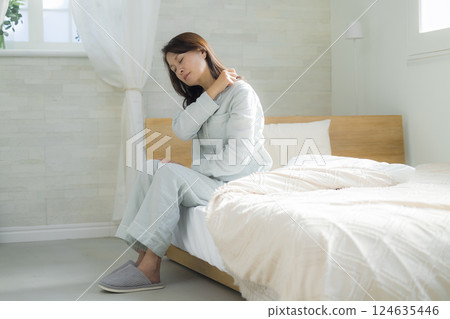 臥室裡不舒服的老年婦女 臥室裡不舒服的老年婦女 124635446
