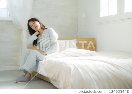 臥室裡不舒服的老年婦女 臥室裡不舒服的老年婦女 124635448