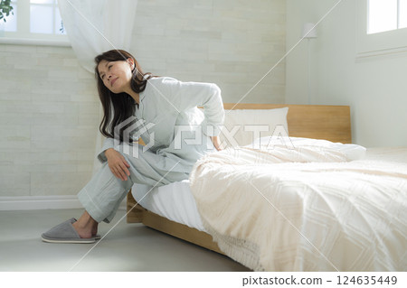 臥室裡不舒服的老年婦女 124635449