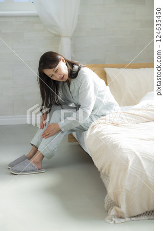 臥室裡不舒服的老年婦女 124635450
