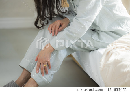 臥室裡不舒服的老年婦女 124635451