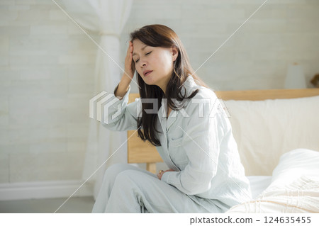 臥室裡不舒服的老年婦女 124635455