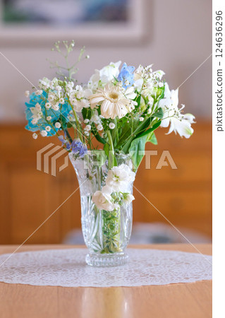 My favorite flower arrangement in the living room 124636296