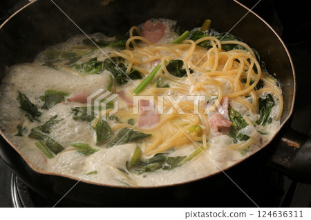 Spinach and bacon cream pasta 124636311