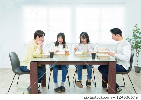 家人一起吃飯 124636579