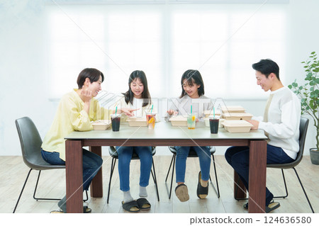 家人一起吃飯 124636580