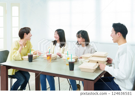 家人一起吃飯 124636581