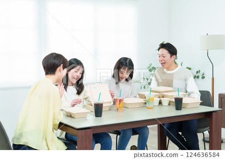 家人一起吃飯 124636584