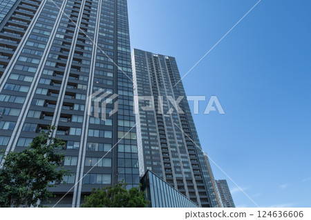 與塔公寓的都市風景 124636606