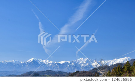 白雪皚皚的北阿爾卑斯山和蔚藍的天空 白雪皚皚的北阿爾卑斯山和蔚藍的天空 124636896