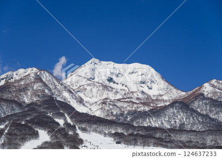 清澈的雪景中,妙高山地獄谷煙霧繚繞 清澈的雪景中,妙高山地獄谷煙霧繚繞 124637233