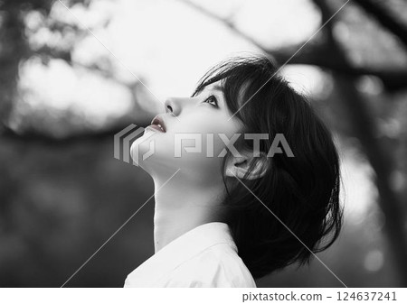 一個女人仰望天空，思考著 124637241