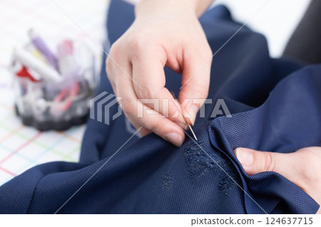 修補破損的運動服 修補破損的運動服 124637715