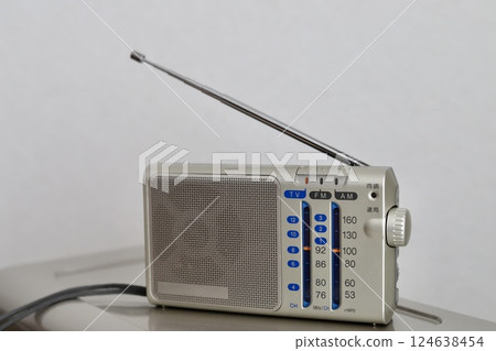 帶皮帶的舊便攜式收音機 124638454