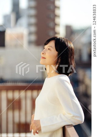 一位中年女性正在享受新鮮空氣 124638833