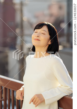 A middle-career woman enjoying the fresh air 124638837