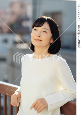 A middle-career woman enjoying the fresh air A middle-career woman enjoying the fresh air 124638850