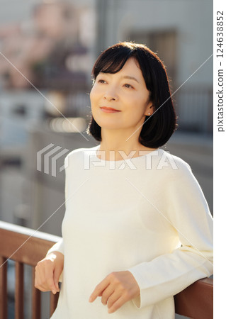 A middle-career woman enjoying the fresh air A middle-career woman enjoying the fresh air 124638852