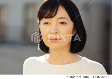 一位中年女性正在享受新鮮空氣 124638855