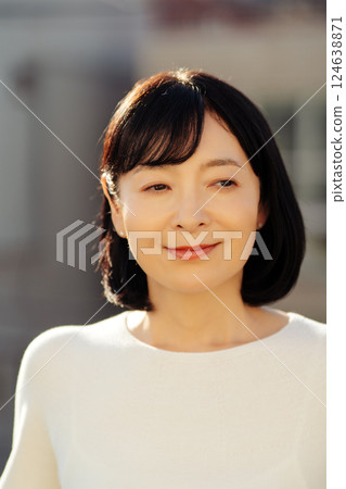 一位中年女性正在享受新鮮空氣 124638871