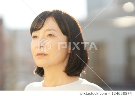 一位中年女性正在享受新鮮空氣 124638874